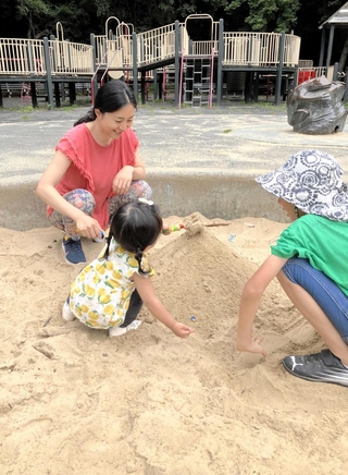 毎朝行くプレイグラウンドの砂場で息子と娘とお山づくり