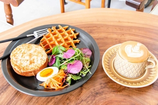 ａｍｅｔｕｃｈｉ　ＣＯＦＦＥＥ＆ＯＲＧＡＮＩＣ　ＢＡＫＥＤの「有機アーモンドトーストと有機米粉のワッフル　ドリンクセット」
