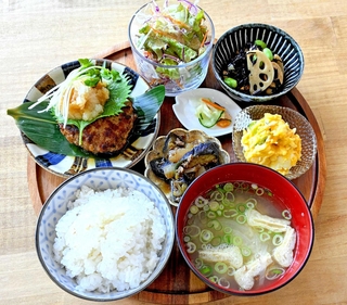 食堂カフェ ミズカサの「週替わり一汁三菜ランチ」