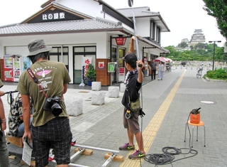 「死にゆく妻との旅路」のロケ地となった姫路での撮影風景（ｃ）姫路フィルムコミッション
