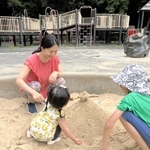 毎朝行くプレイグラウンドの砂場で息子と娘とお山づくり