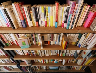 一冊、一冊…いつしか、心の貯蓄に（撮影・丸山桃奈）