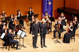 第１１回神戸国際フルートコンクール・入賞者の披露演奏会より。第１位の２人と神戸市室内管弦楽団が協演した＝７日、神戸市中央区、神戸文化ホール