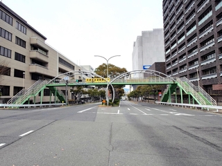 紅の流れ星五郎（渡哲也）が啓子（浅丘ルリ子）を慰めるシーンが撮影された兵庫県庁前の「夕焼け歩道橋」