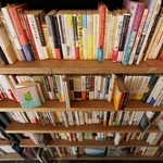 一冊、一冊…いつしか、心の貯蓄に（撮影・丸山桃奈）