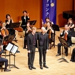 第１１回神戸国際フルートコンクール・入賞者の披露演奏会より。第１位の２人と神戸市室内管弦楽団が協演した＝７日、神戸市中央区、神戸文化ホール