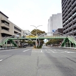 紅の流れ星五郎（渡哲也）が啓子（浅丘ルリ子）を慰めるシーンが撮影された兵庫県庁前の「夕焼け歩道橋」