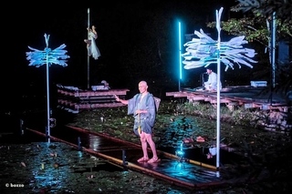 新池で上演された舞台「大姥百合」＝神戸市灘区六甲山町（（Ｃ）ｂｏｚｚｏ）