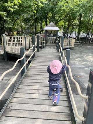 ９月上旬のニューヨーク、寒いので上着を着てプレイグラウンドで遊ぶ娘