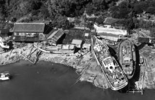 第２室戸台風の高潮で打ち上げられた漁船＝１９６１年９月１８日、洲本市由良町