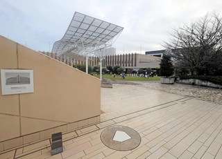 かつて阪急西宮スタジアムがあった阪急西宮ガーデンズにはホームベースのモニュメントがある