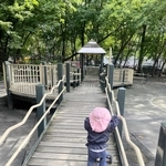 ９月上旬のニューヨーク、寒いので上着を着てプレイグラウンドで遊ぶ娘