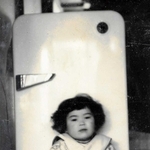 自宅の冷蔵庫の前に座る幼少期の上沼恵美子さん