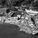 第２室戸台風の高潮で打ち上げられた漁船＝１９６１年９月１８日、洲本市由良町