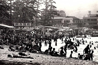 海水浴客でにぎわっていた大浜海岸。海辺から少し上がった場所に舞台があり、さまざまなイベントが開催された＝１９６７年、洲本市（宗虎亮さん撮影）