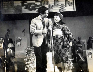 「日清ちびっこのどじまん」に出場したときの上沼恵美子さん。左は司会の大村崑さん