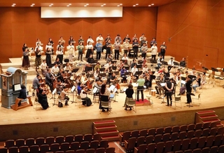 土曜、日曜で二つの大曲を演奏する「ベートーヴェン・ダブルビル」。本番に向けてのリハーサル＝神戸市中央区、神戸文化ホール