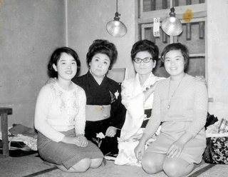 入門間もない頃の（右から）上沼恵美子さん、師匠の海原お浜さん、小浜さん、姉の百々子さん