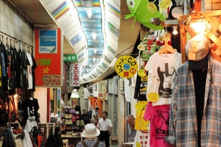 佐田恭也が大切なものを買ったらしい神戸・元町高架通商店街、通称モトコー（２０１６年撮影）