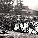 海水浴客でにぎわっていた大浜海岸。海辺から少し上がった場所に舞台があり、さまざまなイベントが開催された＝１９６７年、洲本市（宗虎亮さん撮影）