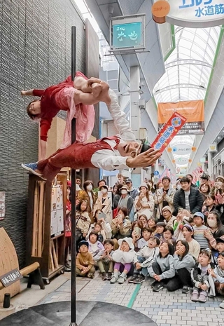 エルナード水道筋で行われた「水道筋サーカス」＝神戸市灘区水道筋２（佐治惣一朗撮影）