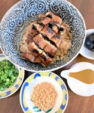 最後はだしをかけて味変。お茶漬けあられは必須。あると無いのとでは大違い