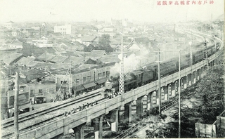 開通時の高架を長狭高等小学校から写したのだろう。右端にモダン寺と神戸タワーが、汽車の後ろに善照寺、その上に三越神戸支店が見える（筆者提供）