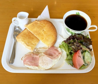 「喫茶カトレア」のＢトースト＆ベーコンエッグ＆サラダ