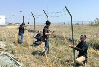 神戸空港島で撮影用のフェンスを作るスタッフ（神戸フィルムオフィス提供）