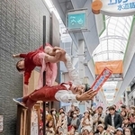 エルナード水道筋で行われた「水道筋サーカス」＝神戸市灘区水道筋２（佐治惣一朗撮影）