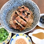 最後はだしをかけて味変。お茶漬けあられは必須。あると無いのとでは大違い