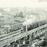 開通時の高架を長狭高等小学校から写したのだろう。右端にモダン寺と神戸タワーが、汽車の後ろに善照寺、その上に三越神戸支店が見える（筆者提供）