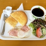 「喫茶カトレア」のＢトースト＆ベーコンエッグ＆サラダ