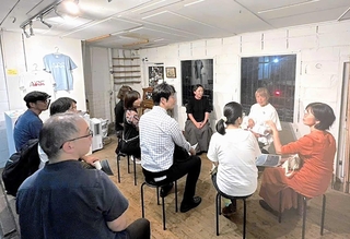 少人数でくつろいだ雰囲気のトーク、右から４人目が筆者＝神戸市中央区元町高架通２