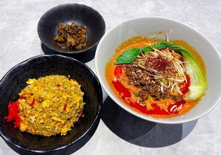 中華酒場アイニーの「四川担々麺と半チャーハンセット」