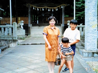 古里・淡路島の神社で、息子２人と。仕事に子育てにと忙しい日々を過ごした