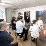 少人数でくつろいだ雰囲気のトーク、右から４人目が筆者＝神戸市中央区元町高架通２