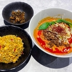 中華酒場アイニーの「四川担々麺と半チャーハンセット」