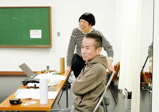 東京都内で行われた稽古場での小野寺修二さん（手前）、藤田桃子さん＝（岩田えり撮影）
