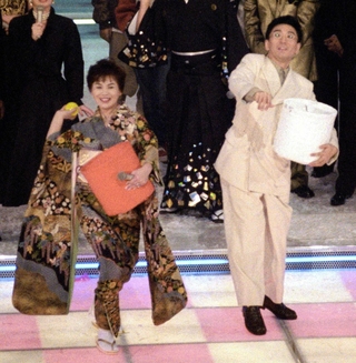 １９９５年の紅白歌合戦で、勝敗を決める紅白の玉を数える古舘伊知郎さん（右）と上沼恵美子さん