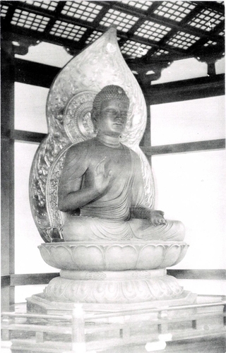 追谷墓園の青銅釈尊座像。建立当時の昭和１０（１９３５）年（筆者提供）