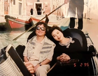 １９９５年にイタリア・ベネチアを訪れた上沼恵美子さんと夫の真平さん。後年、フィレンツェで離婚を切り出すことになるとは