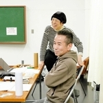 東京都内で行われた稽古場での小野寺修二さん（手前）、藤田桃子さん＝（岩田えり撮影）