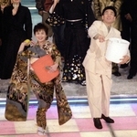 １９９５年の紅白歌合戦で、勝敗を決める紅白の玉を数える古舘伊知郎さん（右）と上沼恵美子さん