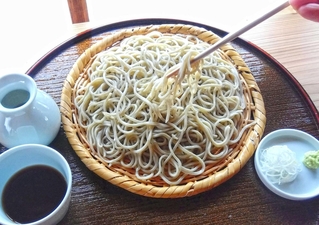 「播州赤穂　翁」の北海道、茨城、福井産をブレンドした二八のざるそば