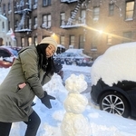 帰米早々積もった大雪で、息子と２人で作った雪だるま