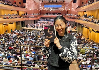 新しくなった劇場でドゥダメル表紙のパンフレットと記念撮影