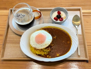 モーニングカレーの「ミニおひさまセット」（７５０円、卵なし６００円）