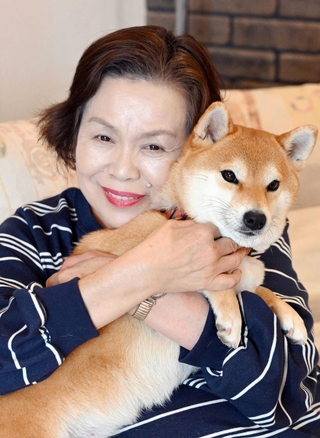 愛犬の豆柴すーちゃんを抱きしめる上沼恵美子さん＝大阪府内（撮影・大田将之）