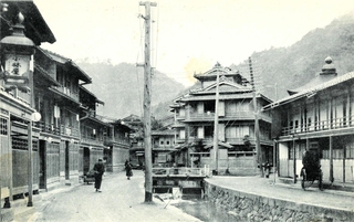 北但大震災以前、明治末から大正中ごろの城崎温泉。中央が旅館いたや（筆者提供）